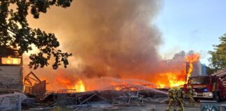 Großbrand in Misburg / Sporthalle in Flammen.