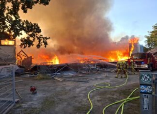 Großbrand zerstört Sporthalle der Grundschule Mühlenweg in Hannover-Misburg Großbrand in Misburg / Sporthalle in Flammen.
