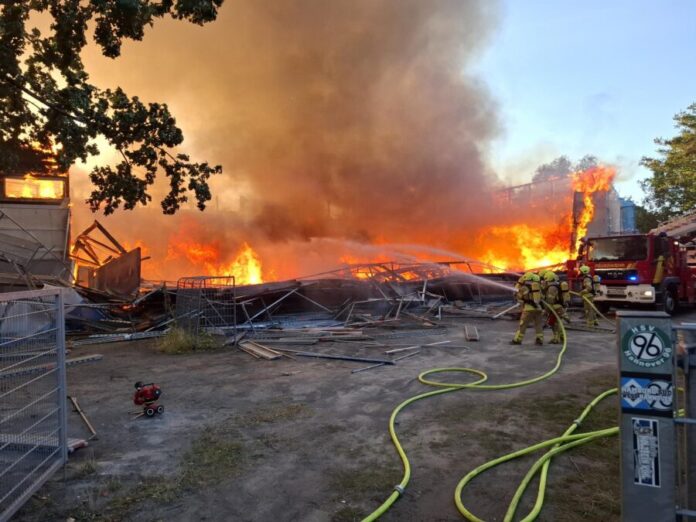 Großbrand in Misburg / Sporthalle in Flammen.