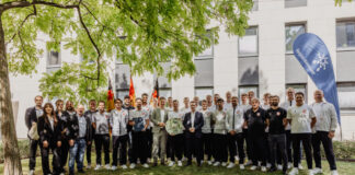 Aufstiegsmannschaft des TSV Havelse trägt sich ins Goldene Buch der Region Hannover ein