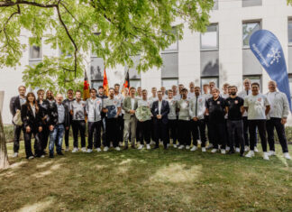 TSV Havelse erhält Eintrag ins Goldene Buch der Region Hannover für Aufstieg in die 3. Liga Aufstiegsmannschaft des TSV Havelse trägt sich ins Goldene Buch der Region Hannover ein