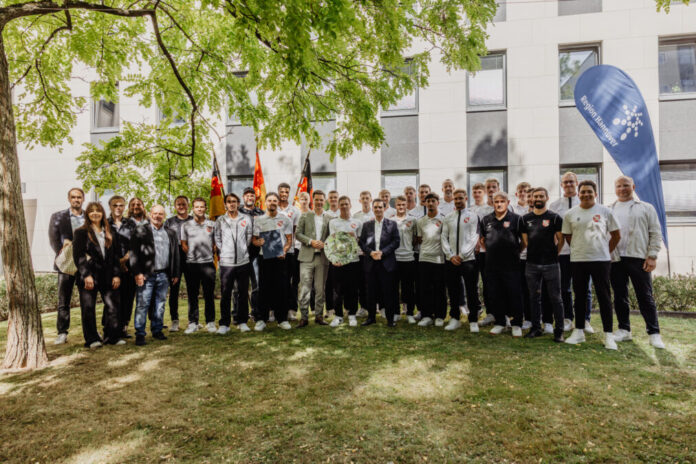 Aufstiegsmannschaft des TSV Havelse trägt sich ins Goldene Buch der Region Hannover ein