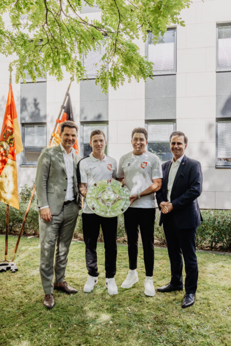 aufstiegsmannschaft des tsv havelse trägt sich ins goldene buch der region hannover ein