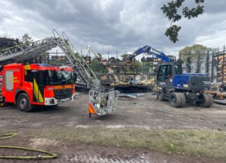 Großbrand in Misburger Sporthalle nach 24 Stunden gelöscht Großbrand Sporthalle Hannover-Misburg