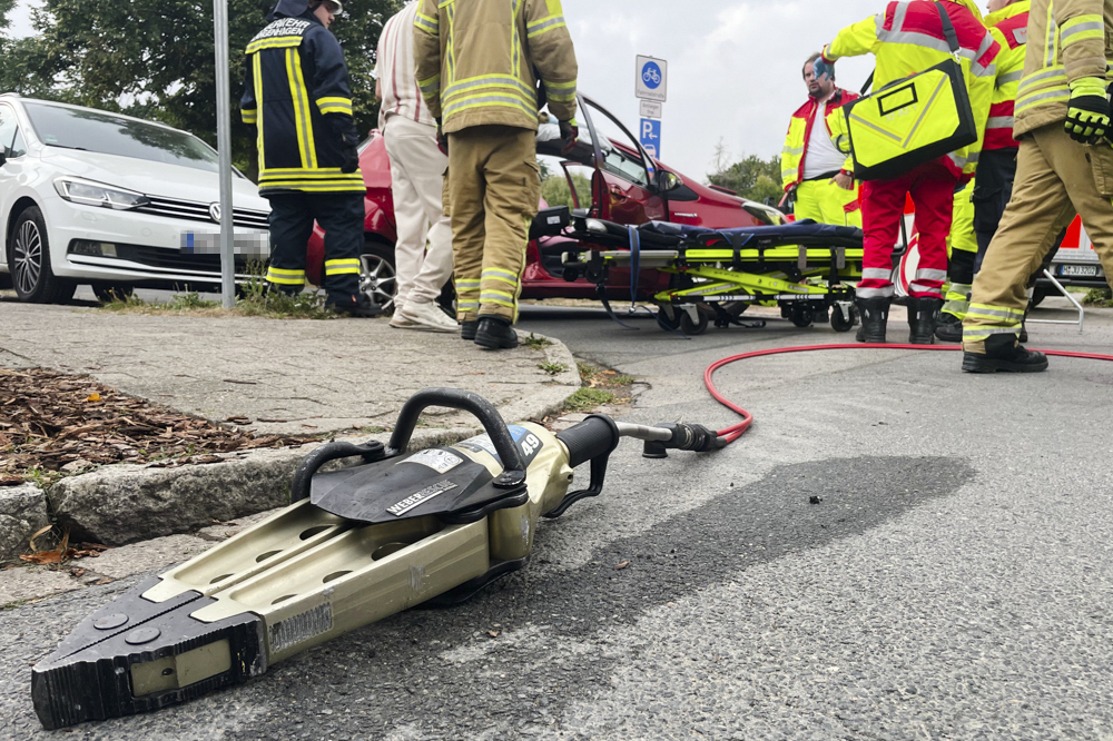 eingeklemmte person nach unfall in langenhagen befreit