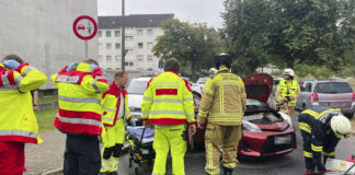Eingeklemmte Person nach Unfall in Langenhagen befreit