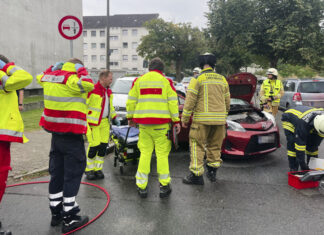 Feuerwehr Langenhagen befreit eingeschlossene Person nach Verkehrsunfall Eingeklemmte Person nach Unfall in Langenhagen befreit