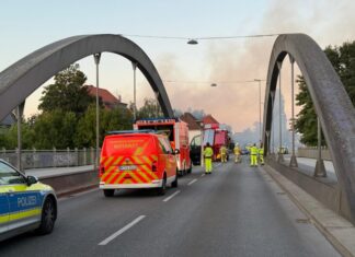 Großbrand in Sporthalle in Hannover-Misburg Großbrand in Misburg / Sporthalle in Flammen