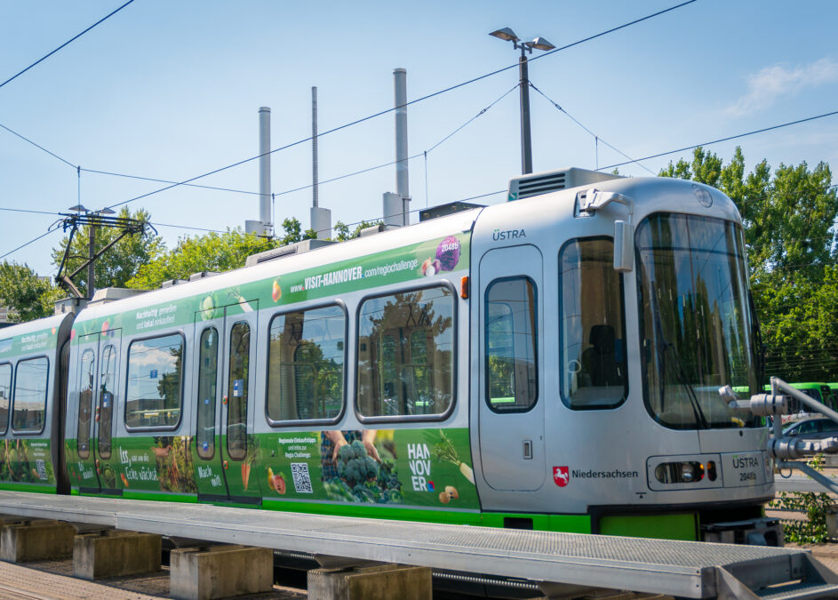beklebte üstra-stadtbahn wirbt für regio challenge 2025 in hannover