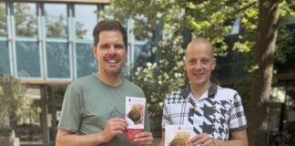 Neuer Beratungskompass der Stadt Langenhagen / vo.li.: Philipp Vorwergk (AWO) und Carsten Jakubowski.