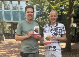 Neuer Beratungs-Kompass erleichtert Zugang zu Hilfsangeboten in Langenhagen Neuer Beratungskompass der Stadt Langenhagen / vo.li.: Philipp Vorwergk (AWO) und Carsten Jakubowski.