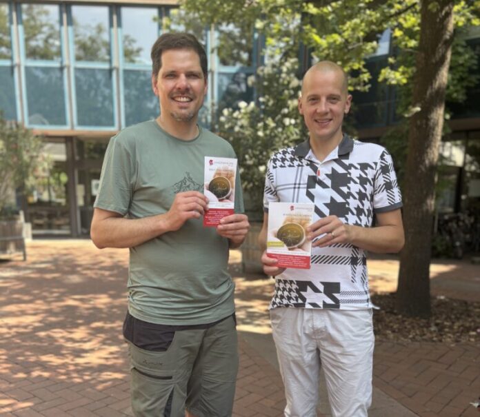 Neuer Beratungskompass der Stadt Langenhagen / vo.li.: Philipp Vorwergk (AWO) und Carsten Jakubowski.