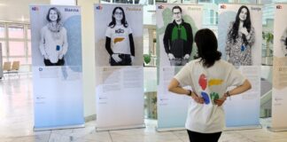 Meine Geschichte: Die transplantierte Paulina schaut sich die Ausstellung an.
