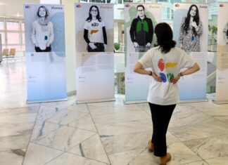 Ausstellung „Meine Geschichte“ in der MHH: Junge Organtransplantierte im Fokus Meine Geschichte: Die transplantierte Paulina schaut sich die Ausstellung an.