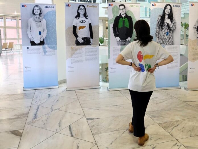 Ausstellung in der MHH Meine Geschichte: Die transplantierte Paulina schaut sich die Ausstellung an.