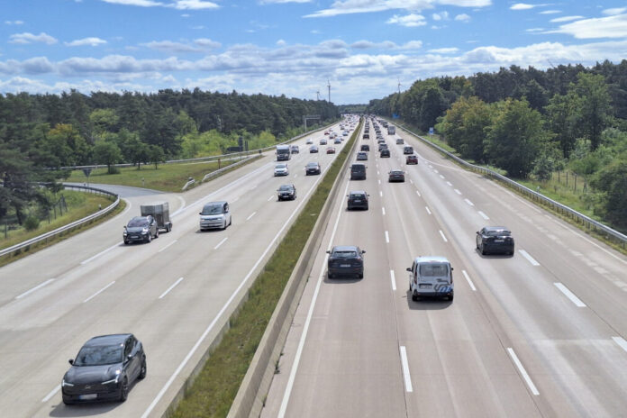 Autobahn / Verkehr / Reiseverkehr