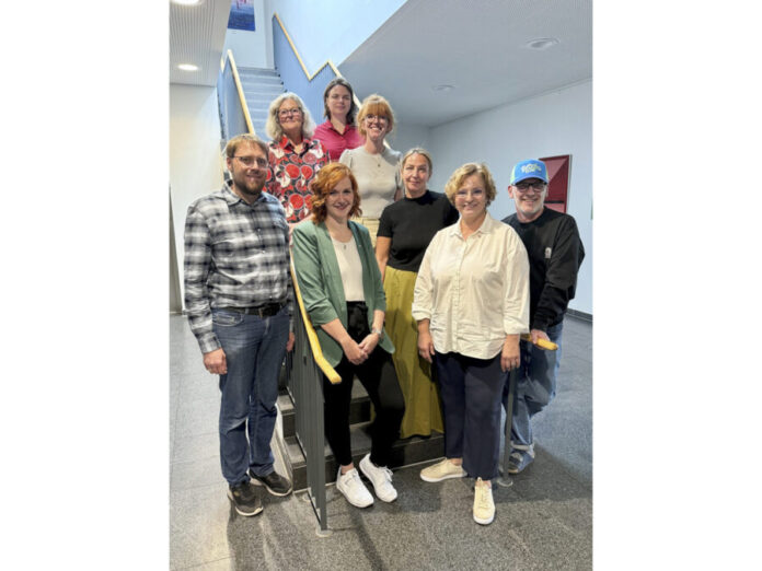 Die Kursabsolventinnen mit Johanniter-Pastor Sebastian Müller (li.) und den Kursleitenden.