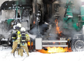 LKW-Brand in Kaltenweide: Aufwendiger Feuerwehreinsatz am Achtminutenweg LKW / Landmaschinenbrand