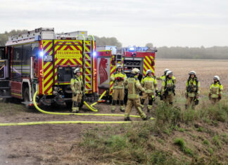 Landmaschine auf Acker in Vollbrand – Drei Feuerwehren stundenlang im Einsatz LKW / Landmaschinenbrand