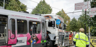 Stadtbahn kollidiert mit LKW in Hannover-Vinnhorst