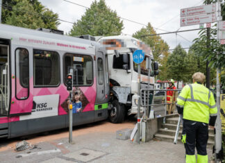Stadtbahn kollidiert mit LKW in Hannover-Hainholz Stadtbahn kollidiert mit LKW in Hannover-Vinnhorst