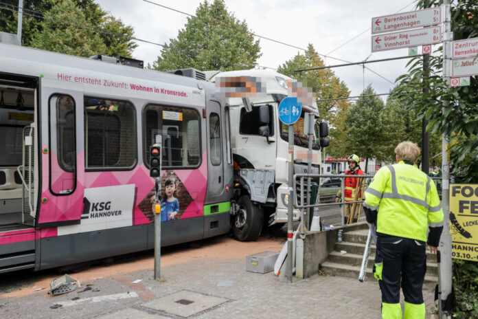 Stadtbahnunfall Vinnhorst Stadtbahn kollidiert mit LKW in Hannover-Vinnhorst
