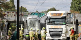 Stadtbahn kollidiert mit LKW in Hannover-Vinnhorst