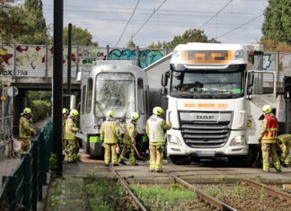 Polizei bittet nach Unfall in Hainholz um Zeugenhinweise Stadtbahn kollidiert mit LKW in Hannover-Vinnhorst