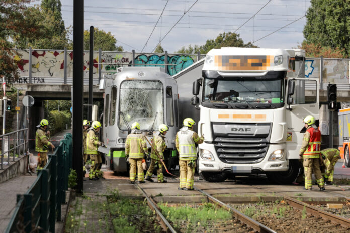 Stadtbahn kollidiert mit LKW in Hannover-Vinnhorst