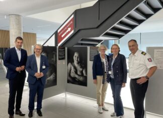 Ausstellung „Ein Teil von mir – Narben machen (k)einen Unterschied“ im HannoverServiceCenter (vo.li.): Dr. Axel von der Ohe, Hannovers Erster Stadtrat und Dezernent für Finanzen, Ordnung und Feuerwehr; Prof. Dr. Parwis Fotuhi, Vorstandsvorsitzender der Stiftung Hannoversche Kinderheilanstalt; Susanne Falk, Vorstandsvorsitzende von Paulinchen e.V.; Dr. Mechthild Sinnig, Oberärztin Kinderchirurgie und Ärztliche Leiterin des Zentrums für schwerbrandverletzte Kinder im Kinder- und Jugendkrankenhaus AUF DER BULT; Christoph Bahlmann, Direktor der Feuerwehr Hannover