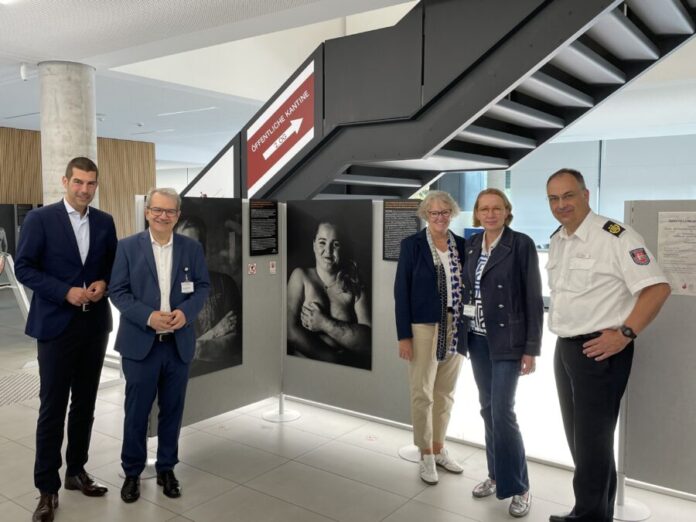 (vo.li.): Dr. Axel von der Ohe, Hannovers Erster Stadtrat und Dezernent für Finanzen, Ordnung und Feuerwehr; Prof. Dr. Parwis Fotuhi, Vorstandsvorsitzender der Stiftung Hannoversche Kinderheilanstalt; Susanne Falk, Vorstandsvorsitzende von Paulinchen e.V.; Dr. Mechthild Sinnig, Oberärztin Kinderchirurgie und Ärztliche Leiterin des Zentrums für schwerbrandverletzte Kinder im Kinder- und Jugendkrankenhaus AUF DER BULT; Christoph Bahlmann, Direktor der Feuerwehr Hannover