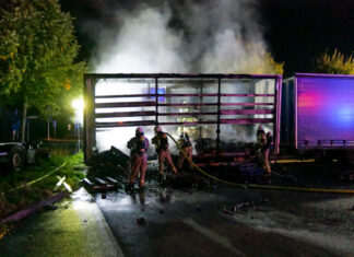 LKW-Anhänger gerät in Brand auf Autohof Lehrte LKW-Brand am Autohof Lehrte