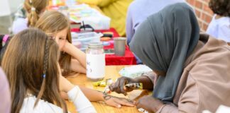 Kunstvolle Henna-Handbemalung – ein Hauch aus 1001 Nacht mit Yasmin Hussein.