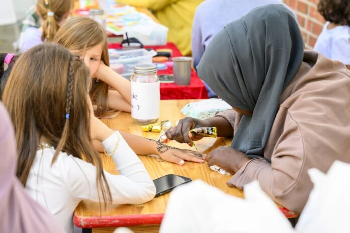 Kunstvolle Henna-Handbemalung – ein Hauch aus 1001 Nacht mit Yasmin Hussein.