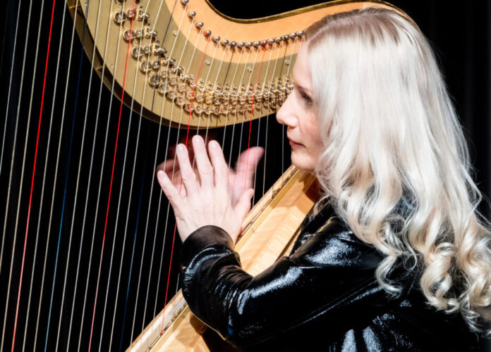 Harfinistin Evelyn Huber