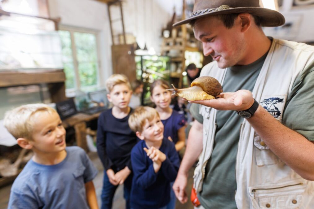 kinder mit scout und achatschnecke.