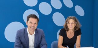 Auf gute Partnerschaft: Regionspräsident Steffen Krach und MHH-Präsidentin Denise Hilfiker-Kleiner unterzeichnen die Vereinbarung.