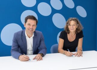 Region Hannover und MHH starten Partnerschaft für Forschung, Lehre und Gesundheitsversorgung Auf gute Partnerschaft: Regionspräsident Steffen Krach und MHH-Präsidentin Denise Hilfiker-Kleiner unterzeichnen die Vereinbarung.