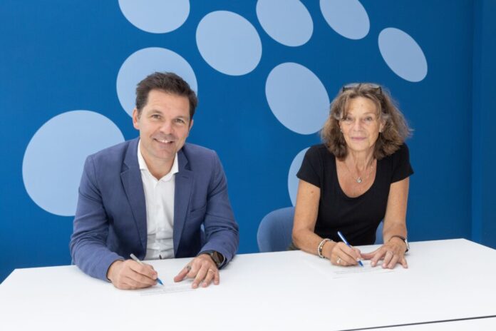 Partnerschaft Region und MHH Auf gute Partnerschaft: Regionspräsident Steffen Krach und MHH-Präsidentin Denise Hilfiker-Kleiner unterzeichnen die Vereinbarung.