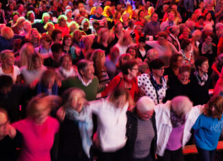 Langenhagen singt wieder: Das 2. RUDELSINGEN bringt den Theatersaal zum Beben Rudelsingen Live