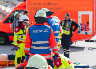Großangelegte Einsatzübung am Gymnasium Langenhagen erfolgreich durchgeführt: Verpuffung im Chemiesaal simuliert Einsatzübung mit der Feuerwehr und drei Hilfsorganisationen