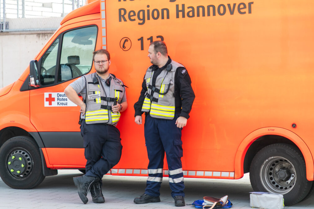 (vo.li.): rené binde (juh) und pascal lehmann (drk), beide sind in der ausbildung zum notfallsanitäter und haben die übung konzipiert und organisiert.