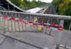 Ein PKW überschlug sich auf der Karl-Wiechert-Allee und schleuderte einen Betonpoller auf die Bahnstrecke unter der Brücke.
