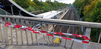 Ein PKW überschlug sich auf der Karl-Wiechert-Allee und schleuderte einen Betonpoller auf die Bahnstrecke unter der Brücke.
