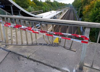 Verkehrsunfall auf Bahnbrücke legt Zugverkehr in Hannover-Kleefeld teilweise lahm Ein PKW überschlug sich auf der Karl-Wiechert-Allee und schleuderte einen Betonpoller auf die Bahnstrecke unter der Brücke.