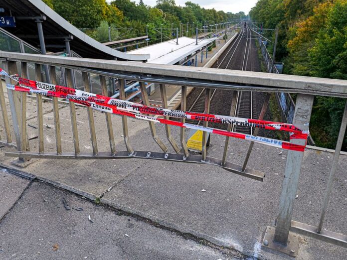 Ein PKW überschlug sich auf der Karl-Wiechert-Allee und schleuderte einen Betonpoller auf die Bahnstrecke unter der Brücke.