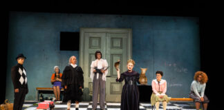 theater für niedersachsen: „Der zerbrochne Krug“, im Bild: Manuel Klein (Walter, Gerichtsrat), Linda Riebau (Magd Grete), Martin Schwartengräber (Adam, Dorfrichter), Paul Hofmann (Licht, Schreiber), Simone Mende (Frau Marthe Rull), Lene Jäger (Eve, ihre Tochter), Daniele Veterale (Ruprecht, sein Sohn).