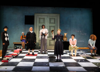 tfn bringt Kleists Komödienklassiker „Der zerbrochne Krug“ nach Langenhagen theater für niedersachsen: „Der zerbrochne Krug“, im Bild: Manuel Klein (Walter, Gerichtsrat), Linda Riebau (Magd Grete), Martin Schwartengräber (Adam, Dorfrichter), Paul Hofmann (Licht, Schreiber), Simone Mende (Frau Marthe Rull), Lene Jäger (Eve, ihre Tochter), Daniele Veterale (Ruprecht, sein Sohn).