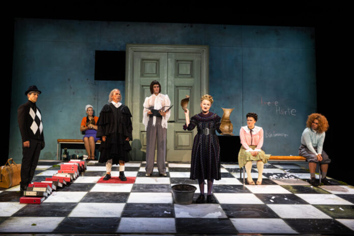 theater für niedersachsen: „Der zerbrochne Krug“, im Bild: Manuel Klein (Walter, Gerichtsrat), Linda Riebau (Magd Grete), Martin Schwartengräber (Adam, Dorfrichter), Paul Hofmann (Licht, Schreiber), Simone Mende (Frau Marthe Rull), Lene Jäger (Eve, ihre Tochter), Daniele Veterale (Ruprecht, sein Sohn).