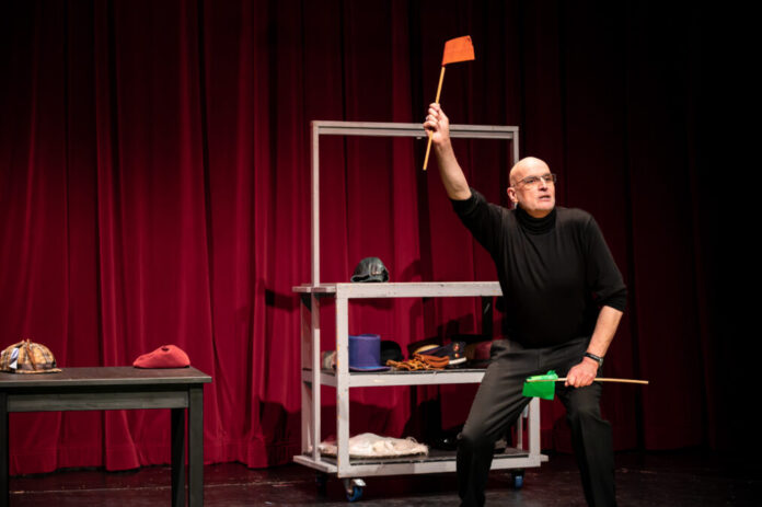 theater für niedersachsen: „Der  Barbier von Sevilla - kurz geschoren“, im Bild: Tobias Hieronimi